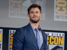 Atraktivní herec Chris Hemsworth si dělá legraci z českých fanoušků