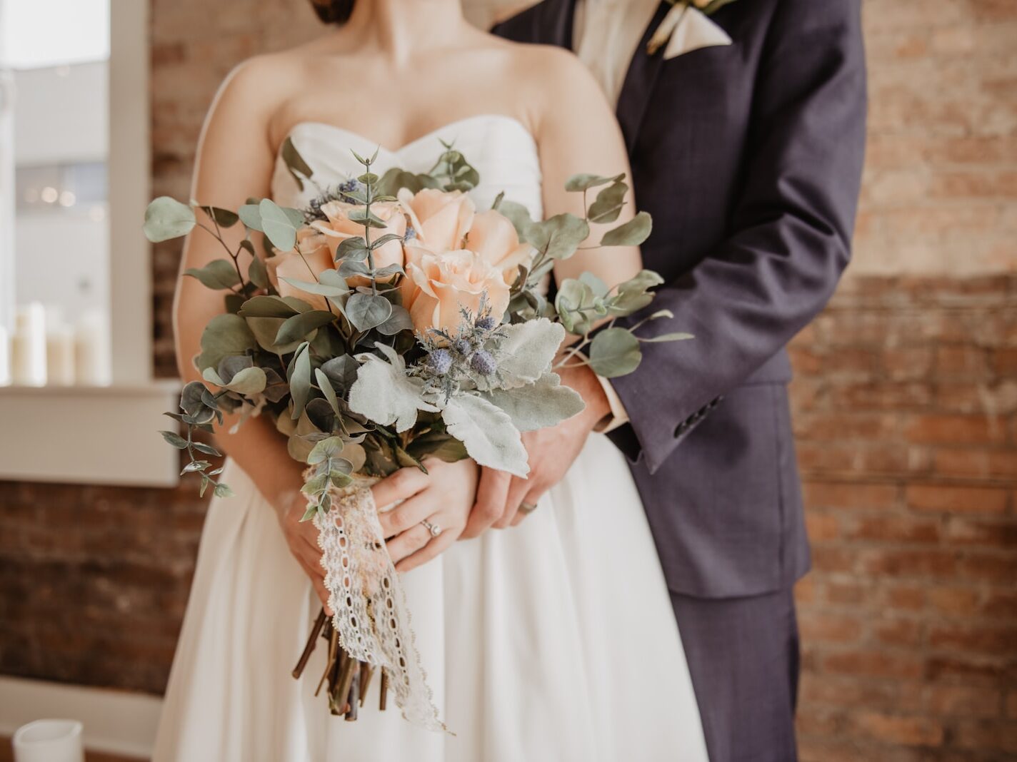 woman holding beige-petaled flower bouquet