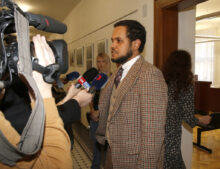 Dominik Feri předvedl nový účes. U soudu hrál vysokou hru a ukázal až překvapivé sebevědomí