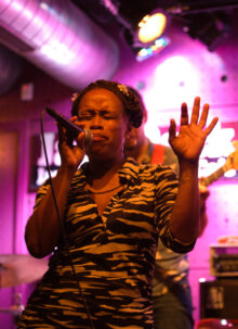 Tonya Graves: „Co voláme do vesmíru, to přivoláme zpátky. Rozhovor se zpěvačkou, která i dnes prožívá trému na pódiu