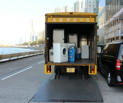 Théo Dorp white front-load washer in yellow delivery truck
