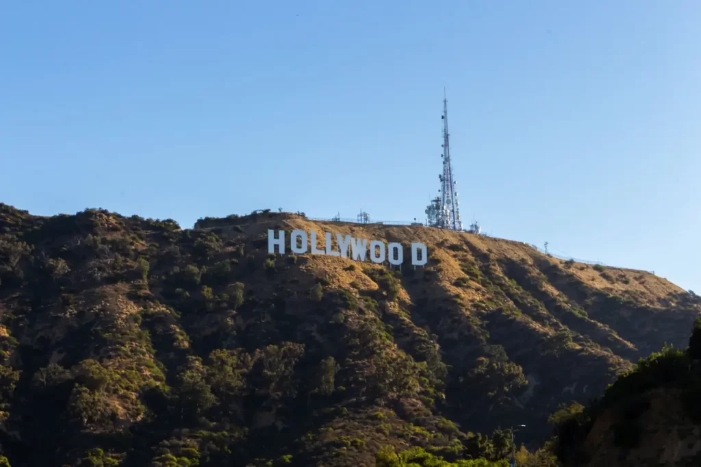Pohled na slavný nápis Hollywood na kopci v Los Angeles