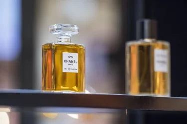 Flakon parfému Chanel No5 na skleněné polici v Paříži