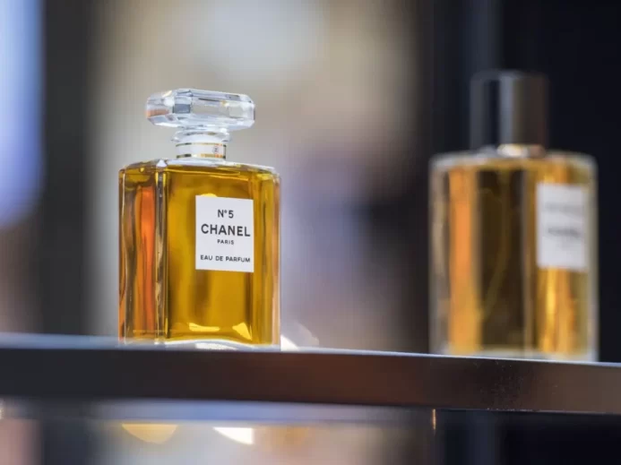 Flakon parfému Chanel No5 na skleněné polici v Paříži