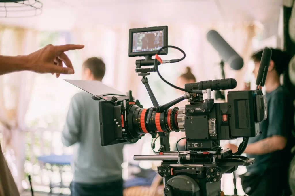 Filmový štáb s kamerou v popředí