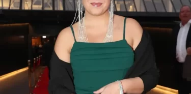 Anna Slováčková ve večerních šatech na červeném koberci
