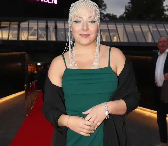 Anna Slováčková ve večerních šatech na červeném koberci