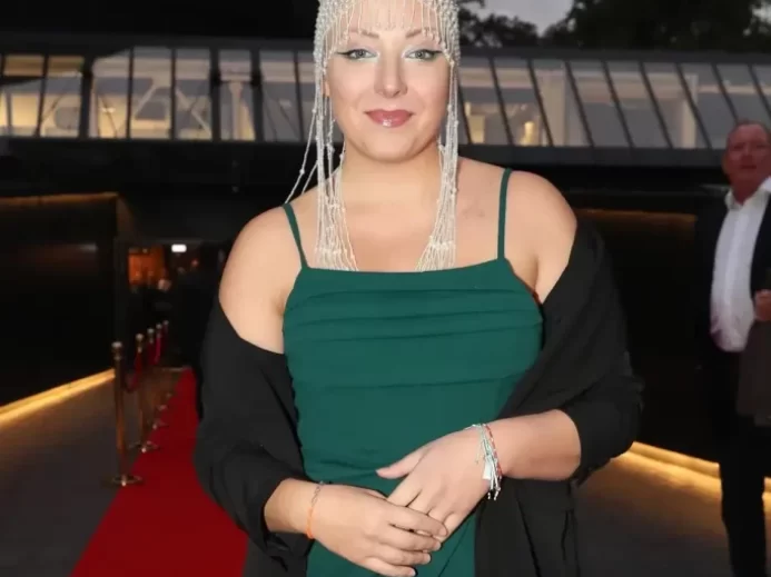 Anna Slováčková ve večerních šatech na červeném koberci