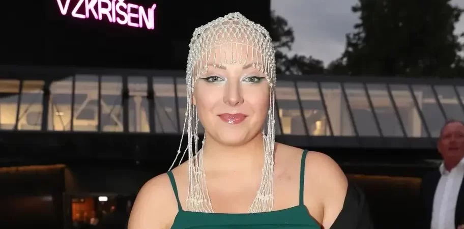 Anna Slováčková ve večerních šatech na červeném koberci