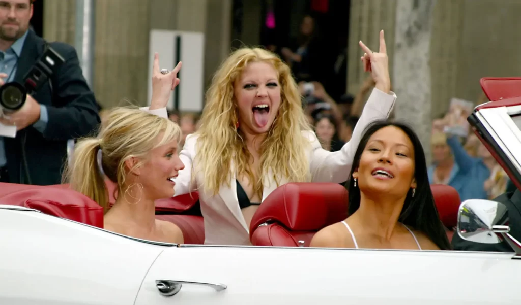 Drew Barrymore, Lucy Liu, Cameron Cruiz v kabrioletu