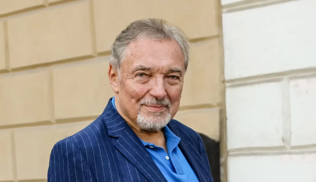 Karel Gott v modrém obleku