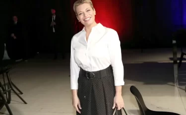 Lucie Borhyová v bílé halence