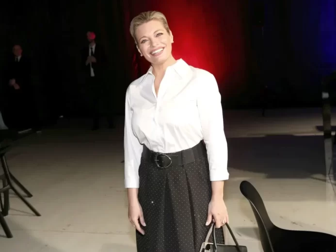 Lucie Borhyová v bílé halence