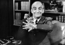 Louis de Funès sedící na křesle