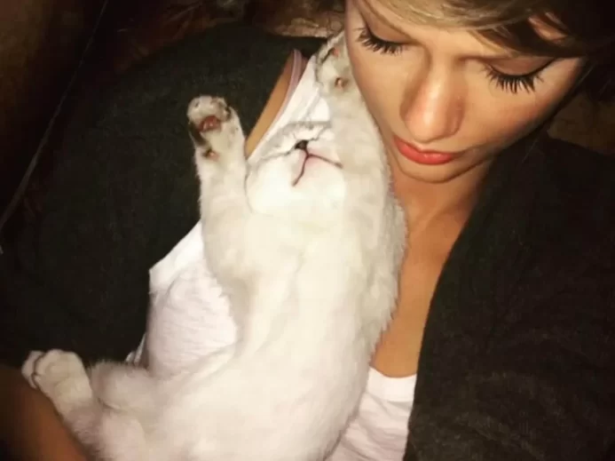 Taylor Swith s jednou ze svých milovaných koček.