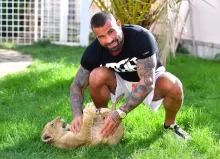 Karlos Vémola se svou lvicí Elzou