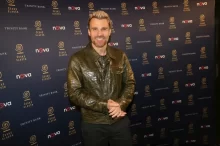 Leoš Mareš pózuje na udílení hudebních ocenění.