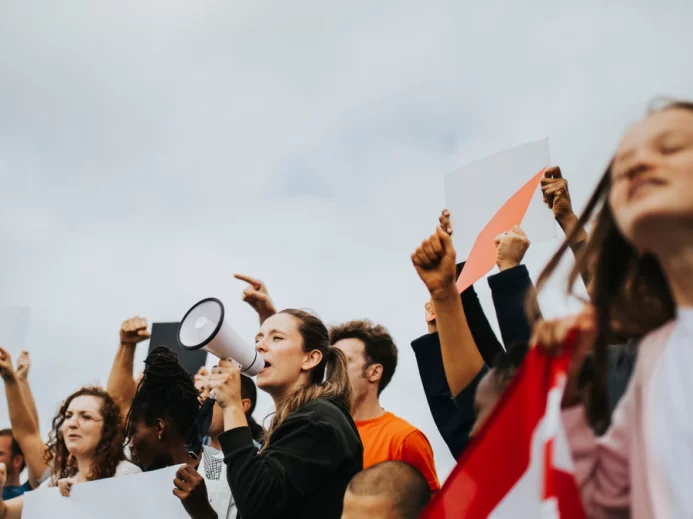 Skupina aktivistů s megafony na protestu