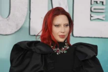 Lady Gaga úsměv červené vlasy