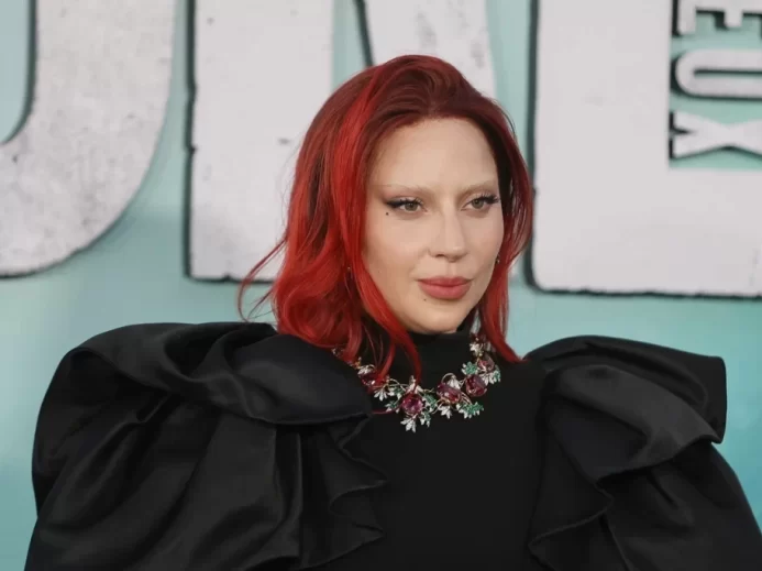 Lady Gaga úsměv červené vlasy