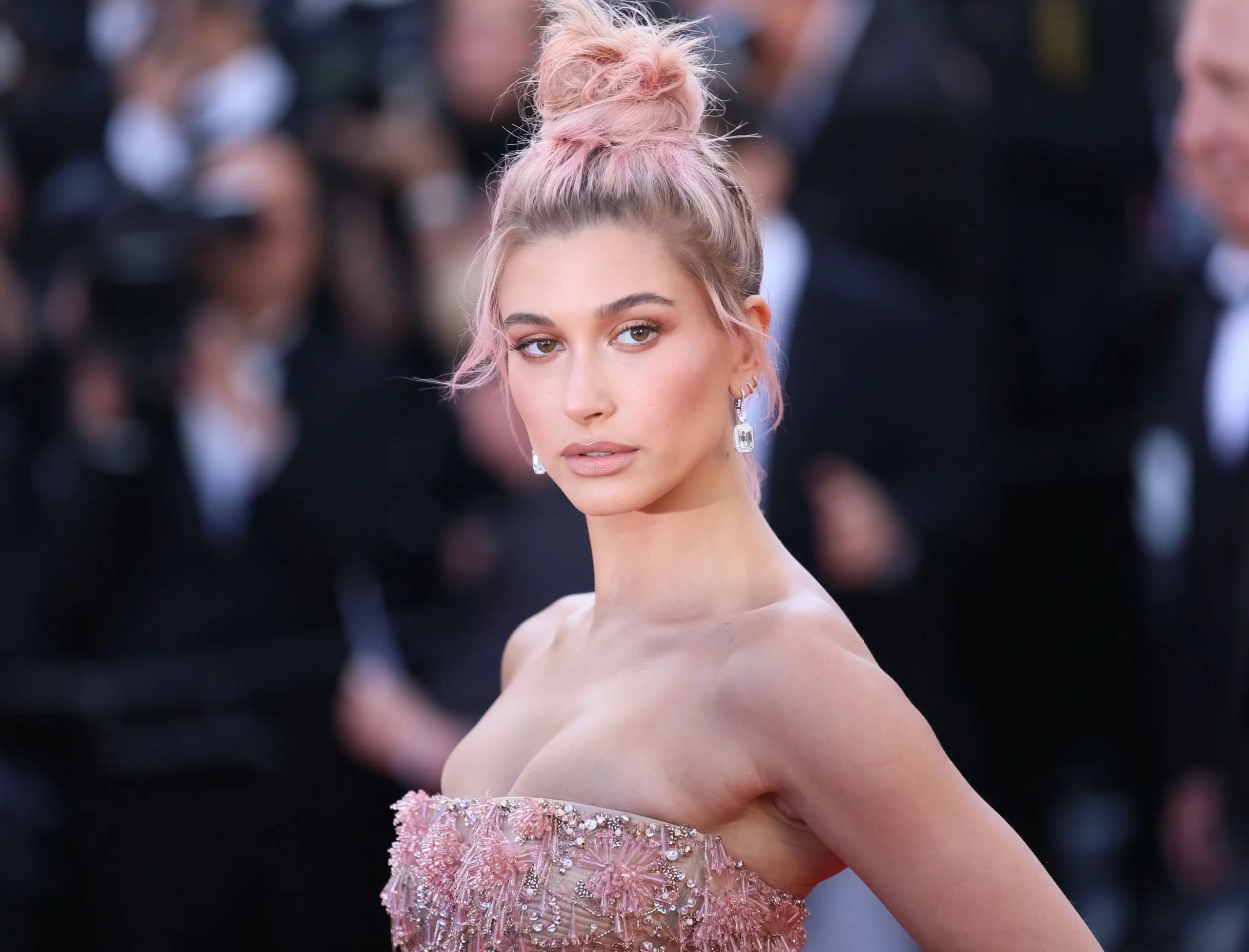 - VIPshow Hailey Bieber