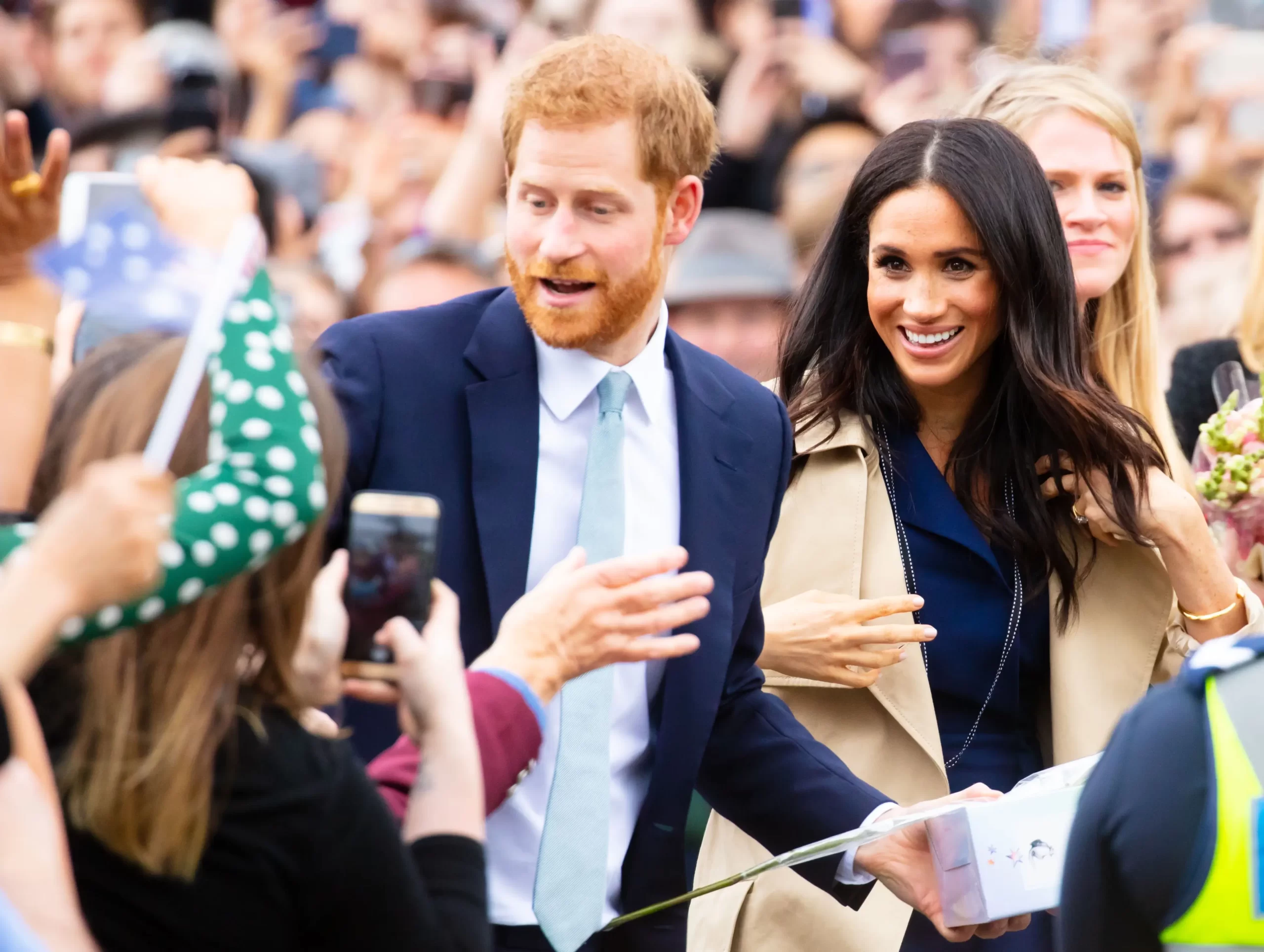 Meghan a Harry se podepisují fanouškům