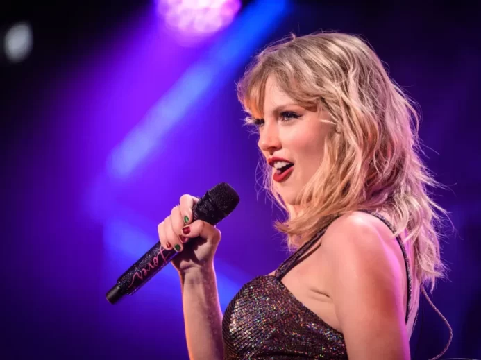 Taylor Swift vystupuje na akci Z100 Jingle Ball 2019 v Madison Square Garden, prosinec 2019