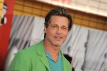 Brad Pitt v zeleném saku