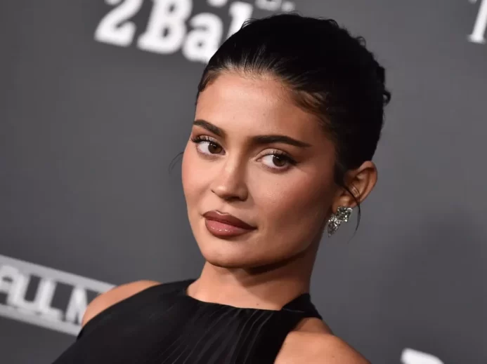 Kylie Jenner přichází na výroční galavečer Baby2Baby 12. listopadu 2022 v Západním Hollywoodu, Kalifornie