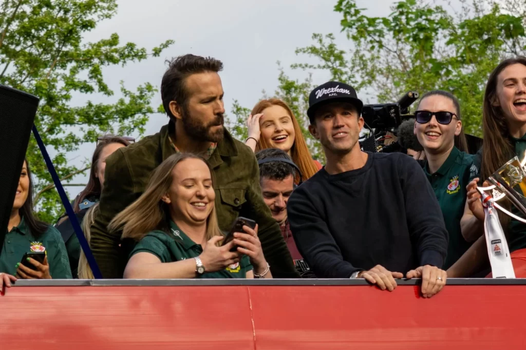 Ryan Reynolds and Rob McElhenney na akci Wrexham AFC v květnu 2023