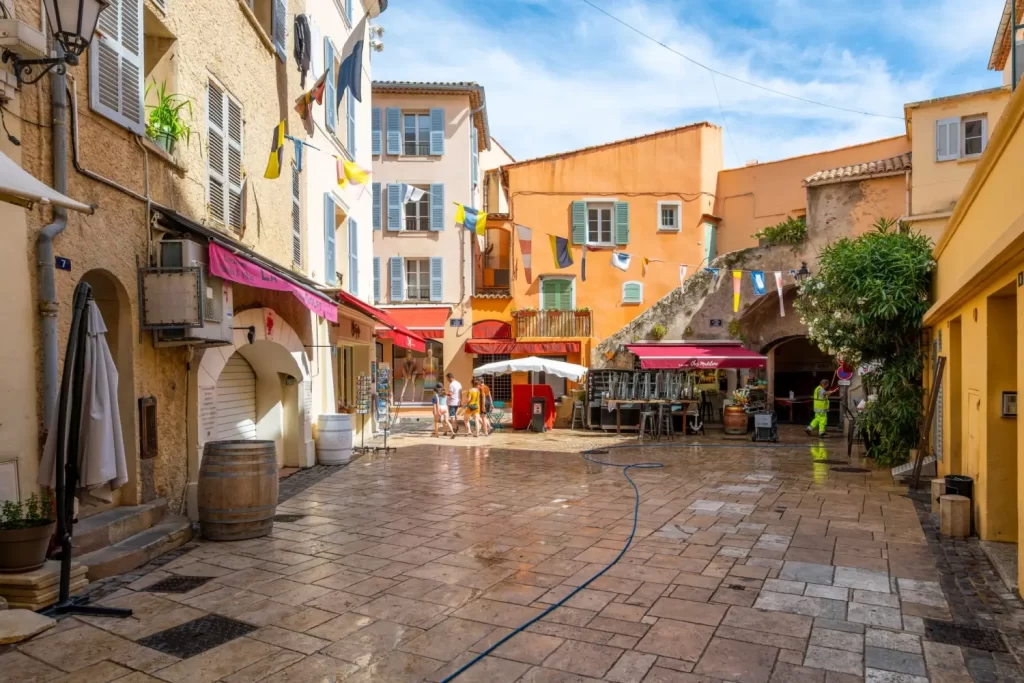 - VIPshow Malebné náměstíčko ve městě Saint-Tropez