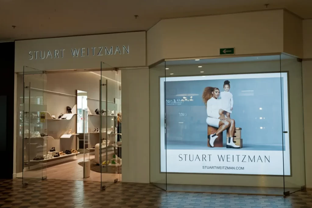 Výloha butiku Stuart Weitzman v nákupním centru