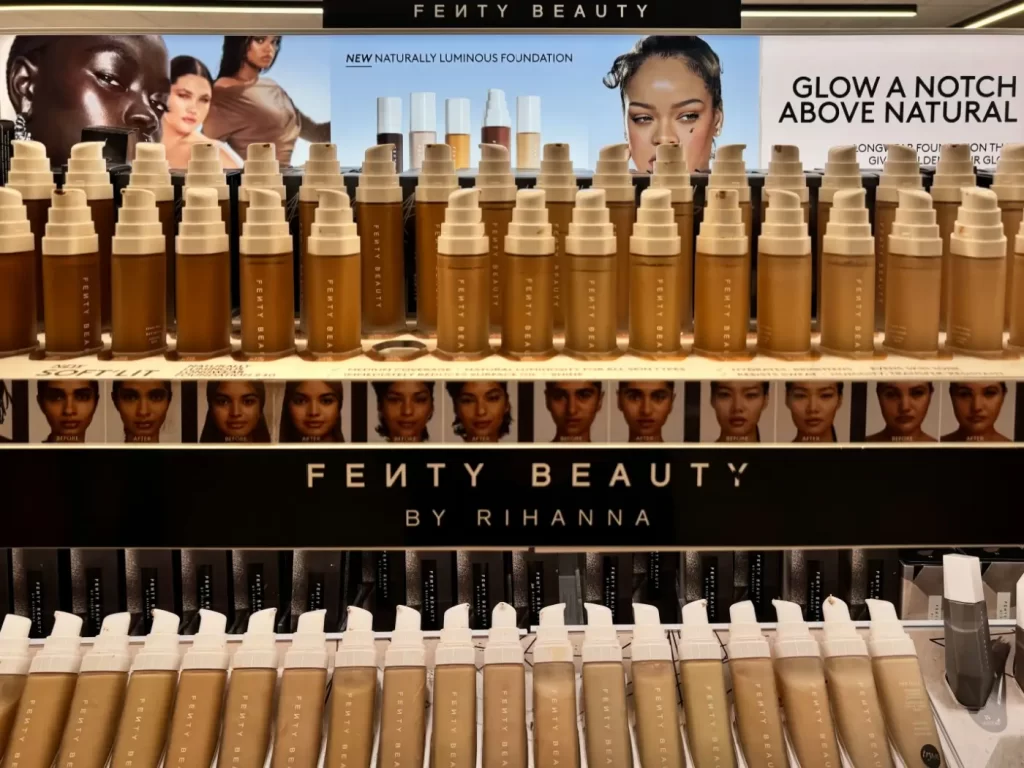 Regál s produkty Fenty Beauty od Rihanny