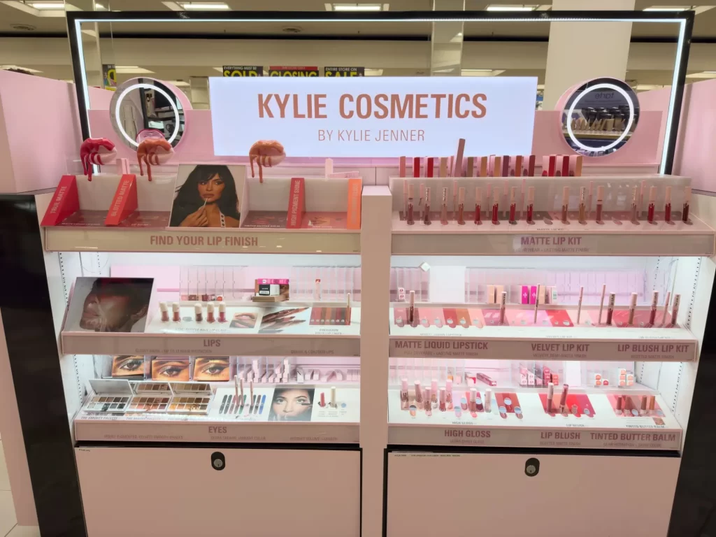 Stojan Kylie Cosmetics v nákupním centru v Los Angeles