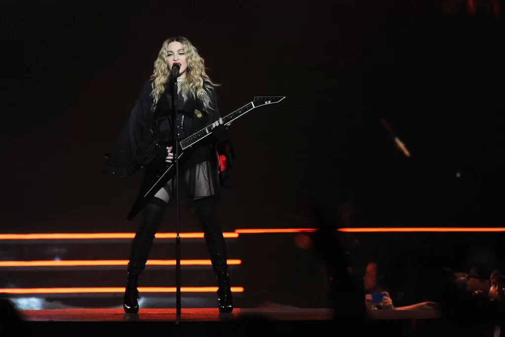Madonna během vystoupení v Praze, 7. listopadu 2015.