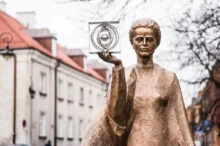 Socha Marie Sklodowské-Curie od polského sochaře Bronislawa Krzysztofa. Vědkyně, nositelka Nobelovy ceny, drží v ruce grafický symbol polonia