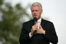 Bývalý americký prezident Bill Clinton hovoří v newyorském parku Flushing Meadow Corona 25. června 2005 v newyorské čtvrti Queens