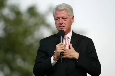 Bývalý americký prezident Bill Clinton hovoří v newyorském parku Flushing Meadow Corona 25. června 2005 v newyorské čtvrti Queens
