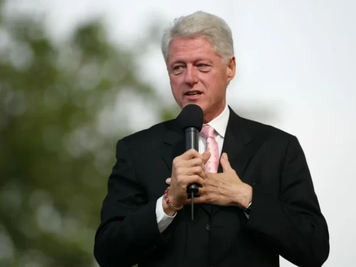 Bývalý americký prezident Bill Clinton hovoří v newyorském parku Flushing Meadow Corona 25. června 2005 v newyorské čtvrti Queens