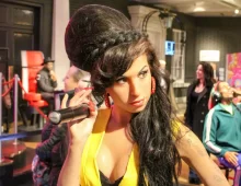 Amy WInehouse ve žlutých šatech - detail