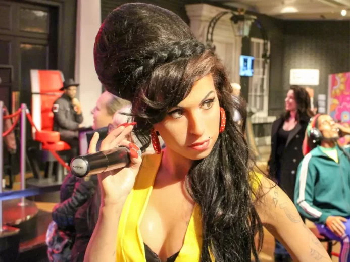 Amy WInehouse ve žlutých šatech - detail