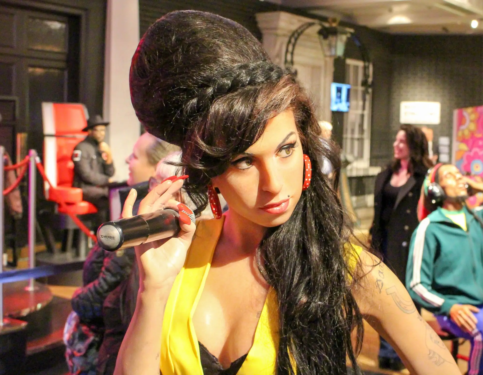 Amy WInehouse ve žlutých šatech - detail
