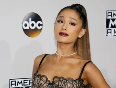Ariana Grande v černých ramínkových šatech