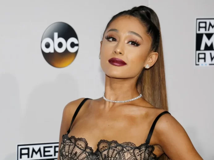Ariana Grande v černých ramínkových šatech
