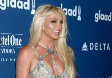 Britney Spears ve stříbrných šatech
