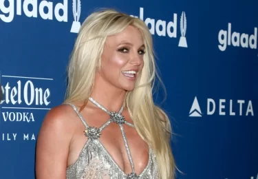 Britney Spears ve stříbrných šatech