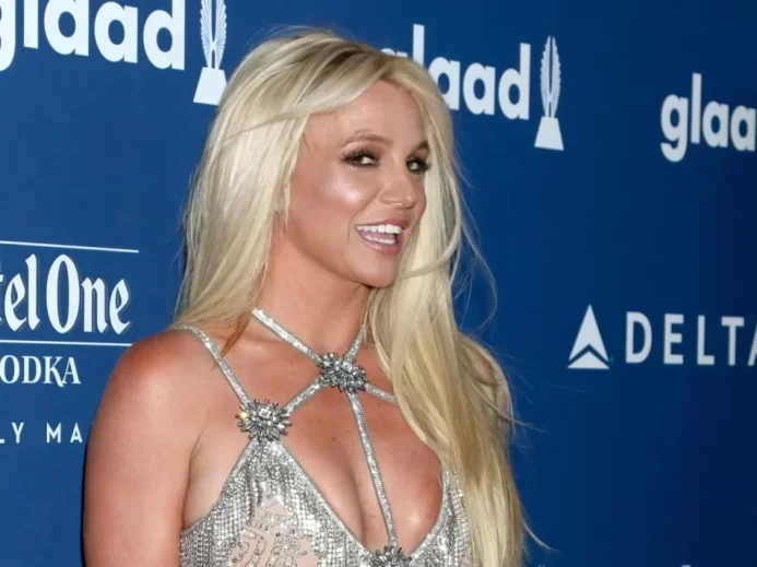 Britney Spears ve stříbrných šatech