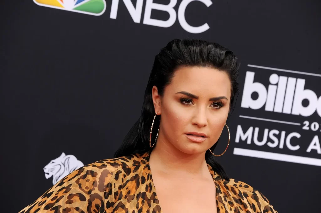 Demi Lovato v tygrovanýcch šatech