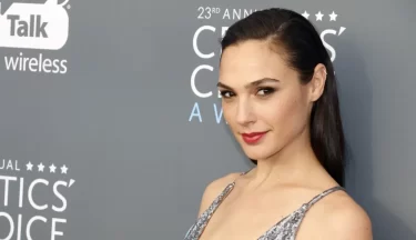 Gal Gadot ve stříbrných šatech