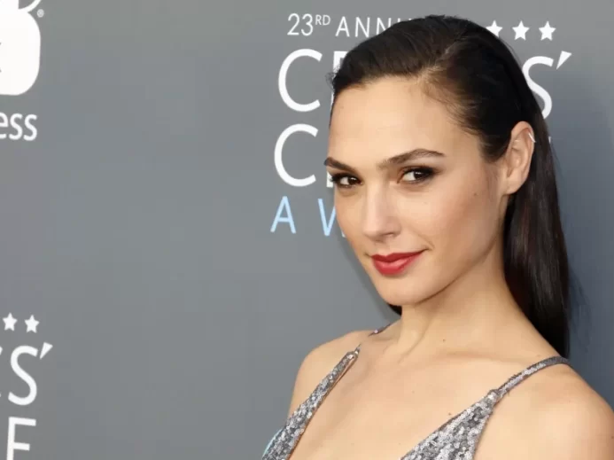 Gal Gadot ve stříbrných šatech